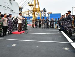 Kepala Staf Angkatan Laut Laksamana TNI Dr. Muhammad Ali, Mendampingi Menteri Pertahanan Republik Indonesia Sjafrie Sjamsoeddin Menyambut Kedatangan KRI Brawijaya-320