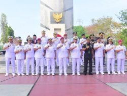 Dalam Rangka Memperingati HUT Ke-80 TNI Angkatan Laut Mengikuti Kegiatan Ziarah Rombongan Di Taman Makam Pahlawan 10 November