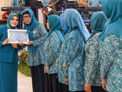 Kader PKK Surabaya Terima Penghargaan di HKG ke-53