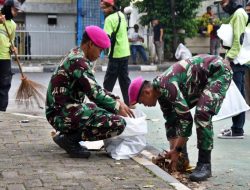 TNI AL Menerjunkan Pasukan Marinir Untuk Membersihkan Puing Puing Dan  Memulihkan Sejumlah Lokasi Di Ibu Kota Saat Masa Unjuk Rasa