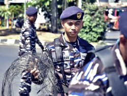 Dalam Momen Yang Penuh Haru Dan Ketulusan, Prajurit Kodaeral VI Turun Langsung Ke Jalan Membersihkan Puing-Puing Sisa Aksi Demonstrasi Di Kota Makassar