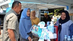 Pangkolinlamil Didampingi Ketua Gabungan Jalasenastri Kolinlamil Meninjau Bazar Jalasenastri Kolinlamil