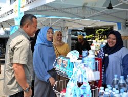 Pangkolinlamil Didampingi Ketua Gabungan Jalasenastri Kolinlamil Meninjau Bazar Jalasenastri Kolinlamil