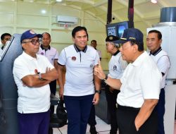 Kepala Staf Angkatan Laut Laksamana TNI Dr. Muhammad Ali, SE,,M,,M,M,Tr,Opsla, Yang Didampingi Ketua Umum Jalasenastri Ny. Fera Muhammad Ali Saat Menghadiri Acara Temu Kangen HUT Ke-66 Hiu Kencana Tahun 2025