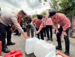 Bupati Mojokerto Salurkan Bantuan Air Bersih dan Beras untuk Warga Terdampak Kekeringan di Ngoro