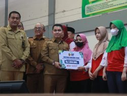 Gus Bupati Mojokerto Serahkan Dana Bagi Hasil Cukai Tembakau Untuk 1.188 Warga