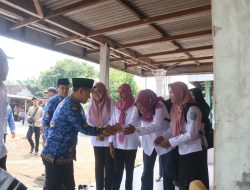 Bupati Mojokerto Serahkan Bantuan Kursi Roda Untuk Dua Anak Disabilitas