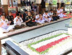 Sambut HUT TNI ke-80, Pangdam Brawijaya Didampingi Bupati Jombang Ziarah ke Makam Gus Dur