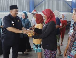 Anjloknya Harga Tomat, Bupati Jombang Borong dan Bagikan Hasil Panen ke Warga