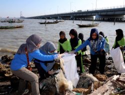 Pemkot Surabaya Ajak Ribuan Warga Bersihkan Pantai Tambak Wedi Hari World Cleanup Day