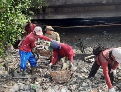 Bersihkan Sungai Kalianak, Pemkot Surabaya Angkut Sampah Hingga 10 Truk