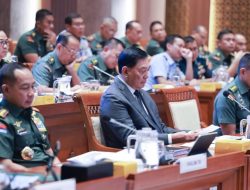 Panglima TNI Bersama Menteri Pertahanan RI Juga Kepala Staf Angkatan Menghadiri Rapat Kerja Bersama Komisi I DPR RI