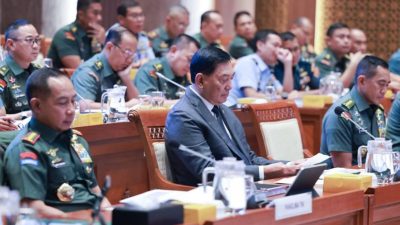 Panglima TNI Bersama Menteri Pertahanan RI Juga Kepala Staf Angkatan Menghadiri Rapat Kerja Bersama Komisi I DPR RI