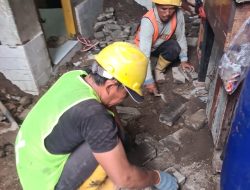 Perumda Air Minum Surya Sembada Surabaya Pasang Jaringan Pipa Gratis untuk Warga MBR di Jalan Kunti