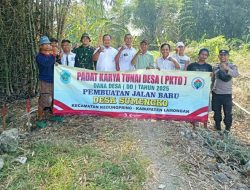 Babinsa Kedungpring dan Warga Sumengko Kompak Bangun Jalan Usaha Tani