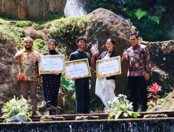 Fashion On The River 2025, Ajang Duel Desainer Nasional di Tengah Arus Sungai Coban Putri Kota Batu 
