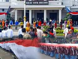 Merinding! Bendera Merah Putih Raksasa 100 Meter Guncang Balai Kota Malang pada Peringatan Sumpah Pemuda ke-97 