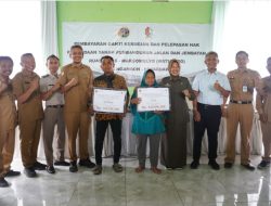 Pemkab Bojonegoro Bayar Ganti Kerugian Pengadaan Tanah untuk Pembangunan Infrastruktur Jalan