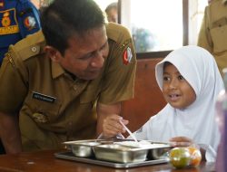 Pastikan Makanan Bergizi Gratis Berkualitas, Bupati Bojonegoro Lakukan Sidak ke SPPG