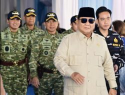 Presiden Republik Indonesia, Prabowo Subianto Hadir Dalam Kegiatan Presidential Inspection Yang Digelar Di Perairan Teluk Jakarta Di Dampingi Panglima TNI Dan KASAL Laksamana TNI Dr. Muhammad Ali SE,, M,, M, M, Tr, Opsla