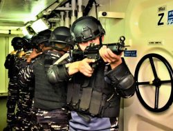 KRI John Lie-358 Melaksanakan Latihan Visit, Board, Search, And Seizure Di Perairan Selat Malaka