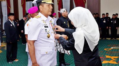 Pangkoarmada II Didampingi Ketua Gabungan II Gabungan Jalasenastri Koarmada RI Menerima Tanda Kehormatan Lencana “Jer Basuki Mawa Beya” Yang Disematkan Langsung Oleh Gubernur Jawa Timur