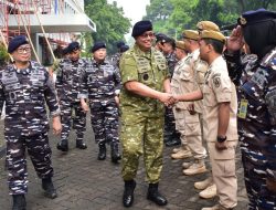 Aslog Kasal Laksamana Muda TNI Eko Sunarjanto Saat Memimpin Pelaksanaan Apel Khusus Kepada Personel Kewasgiatan Slogal Yang Berlangsung Di Gedung B1, Mabesal, Cilangkap