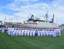 Kepala Staf Angkatan Laut Laksamana TNI Dr. Muhammad Ali, SE,,M,,M,M,Tr,Opsla,didampingi Ketua Umum Jalasenastri Ny. Fera Muhammad Ali, Melaksanakan Kegiatan Serah Terima, Peresmian KRI Dan Pengukuhan Komandan KRI Belati-622