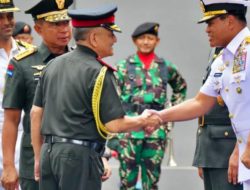 Kepala Staf Angkatan Laut Laksamana TNI Dr. Muhammad Ali, SE,,M,,M,M,Tr,Opsla, mendampingi Panglima TNI Untuk Penyambutan Resmi Panglima Angkatan Bersenjata India