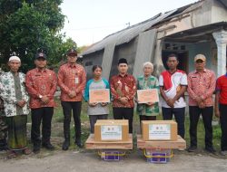 Bupati Albarra Serahkan Bantuan Material dan Sembako untuk Korban Angin Ribut di Mojokerto  