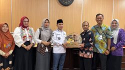 Bupati Mojokerto Serahkan Bantuan Transportasi Rp 10 Juta ke Hipemika, Dorong UMKM Tembus Pasar Nasional