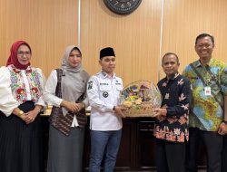 Bupati Mojokerto Serahkan Bantuan Transportasi Rp 10 Juta ke Hipemika, Dorong UMKM Tembus Pasar Nasional