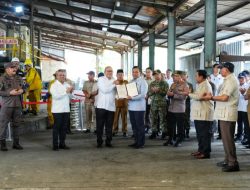 Presiden Republik Indonesia Prabowo Subianto Dalam kunjungan kerja ke Kawasan Smelter PT Tinindo Internusa, Pangkal Pinang Riau Di Dampingi  Oleh Panglima TNI 