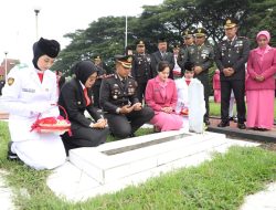 Hari Pahlawan, Kapolres Kediri beserta Wakil Bupati dan Ketua Bhayangkari Cabang Kediri Ziarah dan Tabur Bunga di TMP Canda Bhirawa Pare