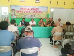 Danramil Sambeng dan Camat Kompak Kawal Distribusi Pupuk Bersubsidi