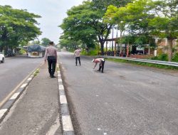 Polsek Babat Tandai Jalan Berlubang di Jalur Babat–Lamongan
