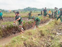 Koramil Ngimbang dan Yonif 887 KJM Kembalikan Aliran Irigasi Desa Kakatpenjalin