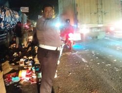 Truk Oleng dan Tabrak Kendaraan Parkir, Polsek Babat Sigap Turun Tangan