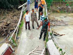 Jembatan Penghubung Lamongan–Bojonegoro Ambruk, Babinsa Koramil Bluluk Amankan Lokasi
