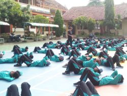 Babinsa Bluluk Latih 97 Siswa SMAN 1, Bangun Disiplin dan Fisik Tangguh Sejak Dini