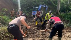 SIGAP! TNI-Polri, BPBD dan Warga Bersihkan Longsor di Ngantang Jalur Malang-Blitar