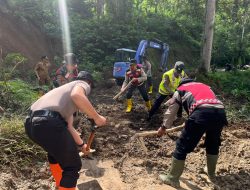 SIGAP! TNI-Polri, BPBD dan Warga Bersihkan Longsor di Ngantang Jalur Malang-Blitar