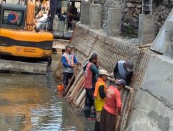 Diduga Abaikan K3, Proyek Normalisasi Kali Gempol Tahap 2 di Madiun Tanpa Papan Nama