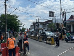 Perbaikan Tanggul Amblas , Sat Lantas Polres Madiun Kota Quick Respon Antisipasi Kemacetan di Perlintasan Kereta