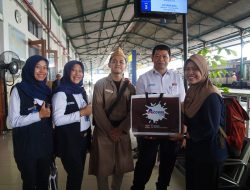 Peringati Hari Pahlawan, KAI Daop 7 Madiun Gandeng Railfans Sosialisasikan Keselamatan Perjalanan KA