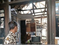 Atap Rumah Roboh Akibat Lapuk, Pemkot Surabaya Gerak Cepat Evakuasi dan Salurkan Bantuan