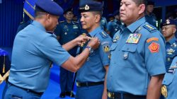Wakil Kepala Staf Angkatan Laut Bersama 10 Perwira Tinggi TNI AL lainnya, Menerima Brevet Kehormatan Principal Warfare Officer Di Mako Kodiklatal, Surabaya