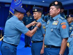 Wakil Kepala Staf Angkatan Laut Bersama 10 Perwira Tinggi TNI AL lainnya, Menerima Brevet Kehormatan Principal Warfare Officer Di Mako Kodiklatal, Surabaya