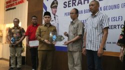 Gus Bupati Mojokerto Serahkan Sertifikat PBG dan SLF Kepada Enam Perusahaan