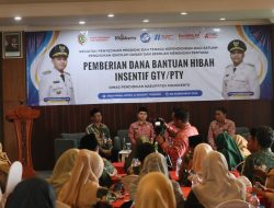 Bupati Mojokerto Kucurkan Insentif Rp1,3 Miliar untuk Guru SD-SMP Swasta